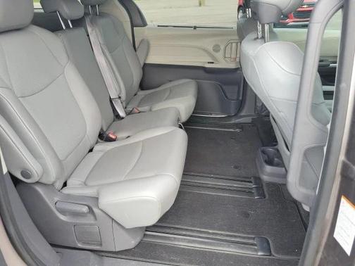 2021 Toyota Sienna XLE 8 Passenger