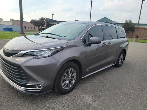 2021 Toyota Sienna XLE 8 Passenger
