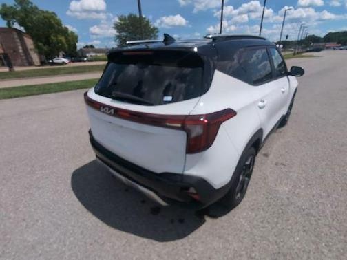 Clear White/Black Roof 2025 Kia Seltos S