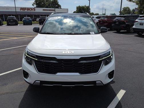 Clear White/Black Roof 2025 Kia Seltos S