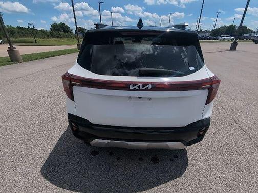Clear White/Black Roof 2025 Kia Seltos S