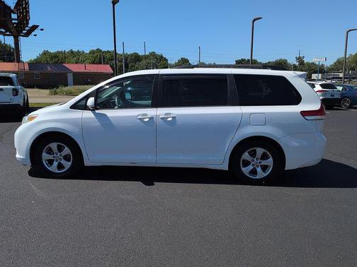 Super White 2013 Toyota Sienna LE