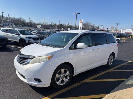 Super White 2013 Toyota Sienna LE