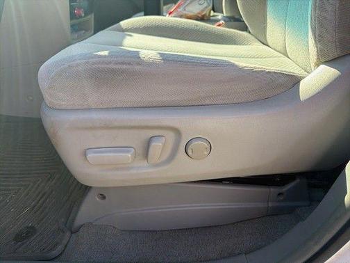 Super White 2013 Toyota Sienna LE