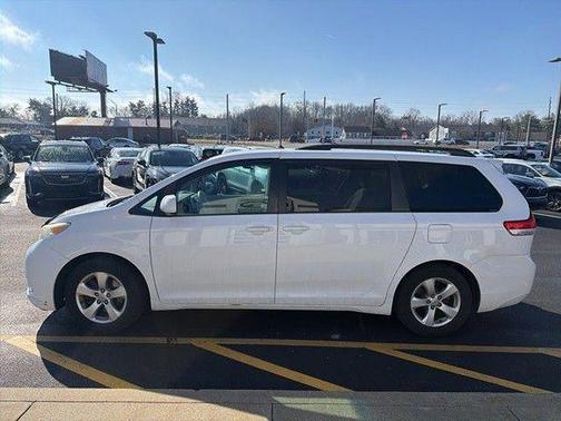 Super White 2013 Toyota Sienna LE