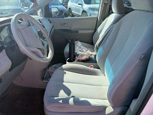 Super White 2013 Toyota Sienna LE