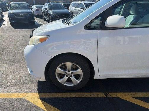 Super White 2013 Toyota Sienna LE