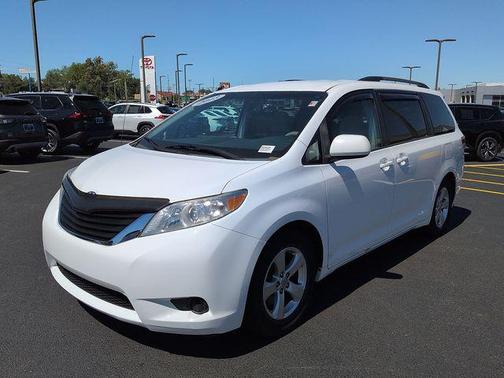 Super White 2013 Toyota Sienna LE