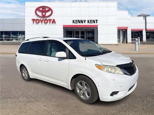 Super White 2013 Toyota Sienna LE