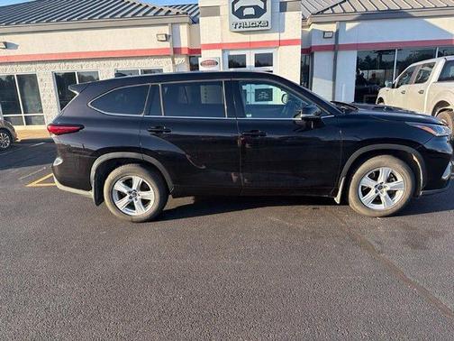 Opulent Amber 2021 Toyota Highlander LE