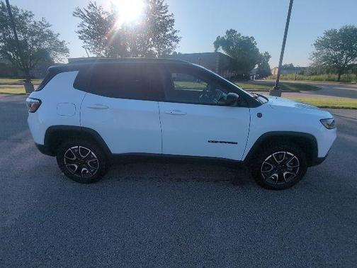 Bright White Clearcoat 2025 Jeep Compass Trailhawk