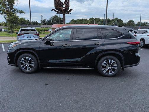 Midnight Black 2023 Toyota Highlander Hybrid XLE