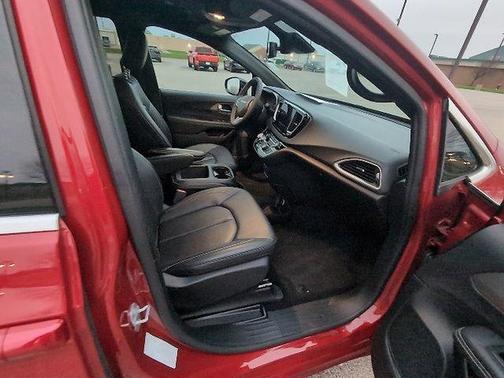 2025 Chrysler Pacifica L