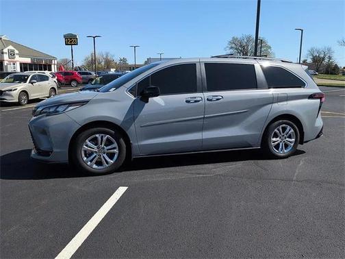 2023 Toyota Sienna XSE 7 Passenger