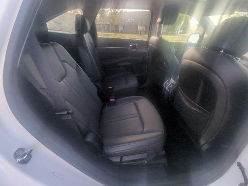 Glacial White Pearl 2023 Kia Sorento SX