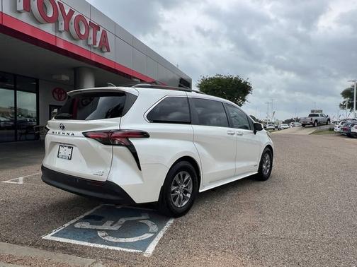 2021 Toyota Sienna XLE