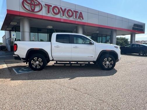 2024 GMC Canyon 4WD AT4