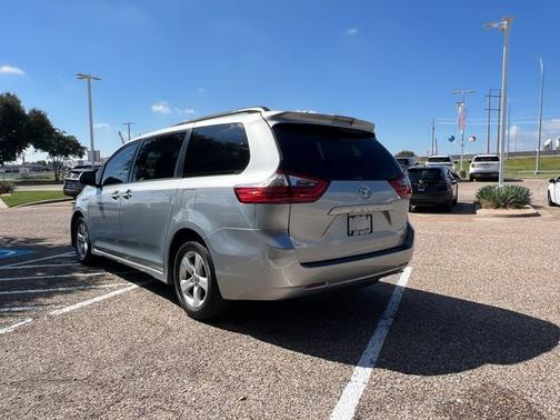 2020 Toyota Sienna LE
