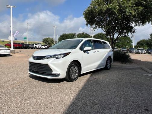 2023 Toyota Sienna XLE