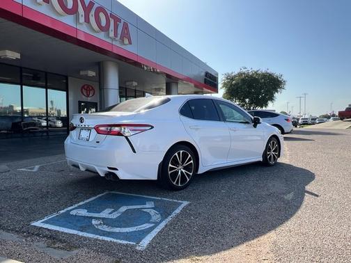 2020 Toyota Camry SE