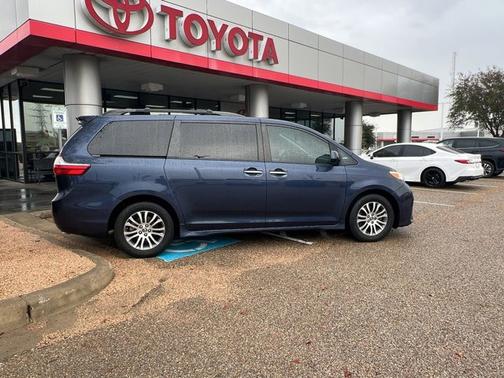 2020 Toyota Sienna XLE Premium