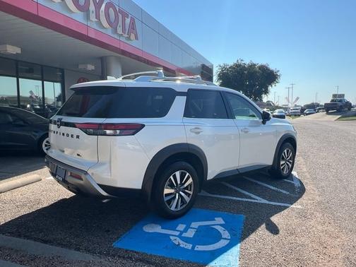 2024 Nissan Pathfinder SL