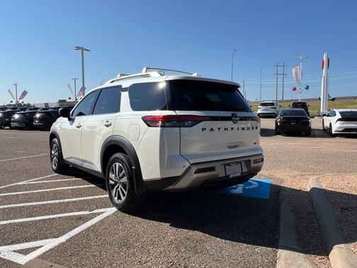 2024 Nissan Pathfinder SL