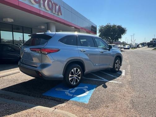 2022 Toyota Highlander Hybrid XLE