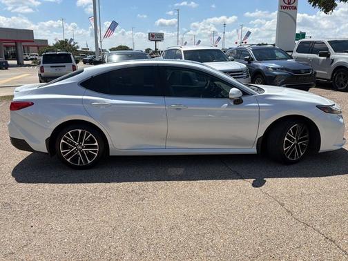Wind Chill Pearl 2025 Toyota Camry XLE
