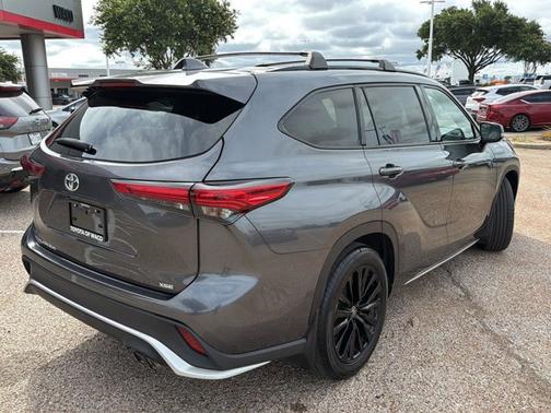 Magnetic Gray Metallic 2023 Toyota Highlander XSE