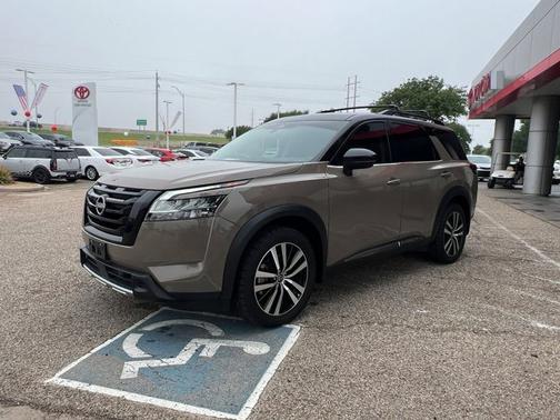 2023 Nissan Pathfinder Platinum