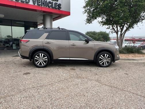 2023 Nissan Pathfinder Platinum