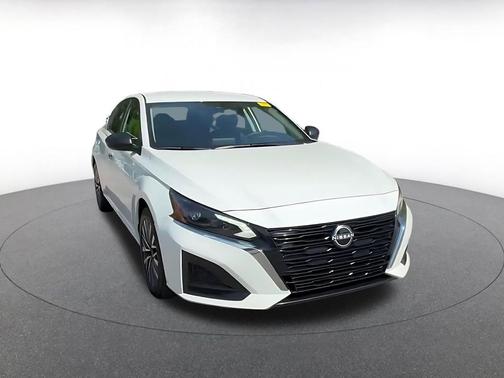 Glacier White 2025 Nissan Altima SV FWD