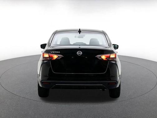 Super Black 2025 Nissan Versa 1.6 SV