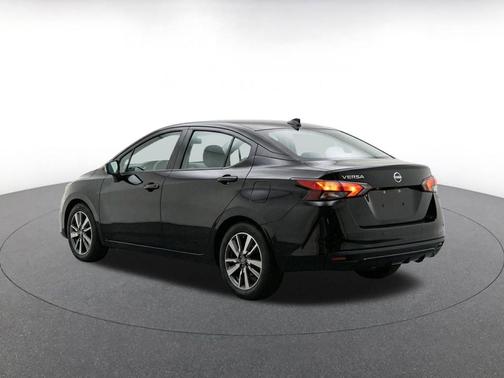 Super Black 2025 Nissan Versa 1.6 SV