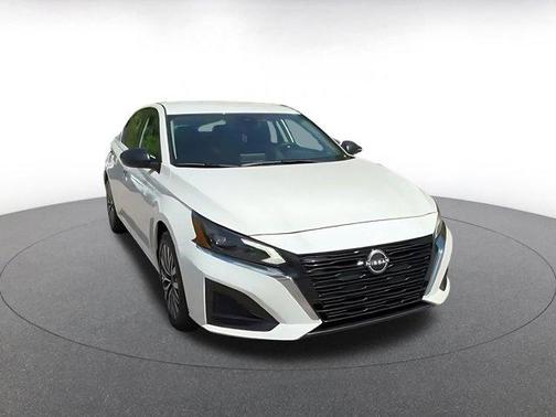 Glacier White 2025 Nissan Altima SV FWD