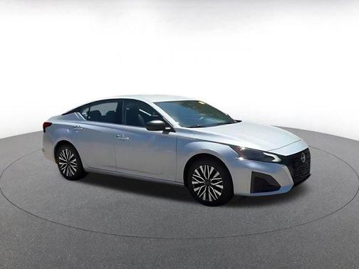 Brilliant Silver Metallic 2025 Nissan Altima SV FWD