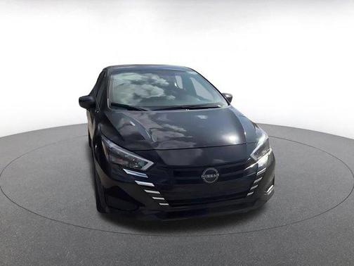 Super Black 2025 Nissan Versa 1.6 SV