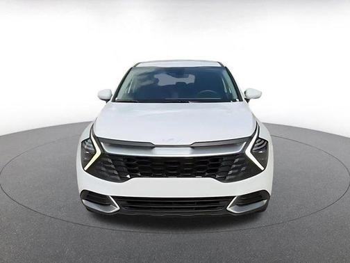 Glacial White Pearl 2025 Kia Sportage LX
