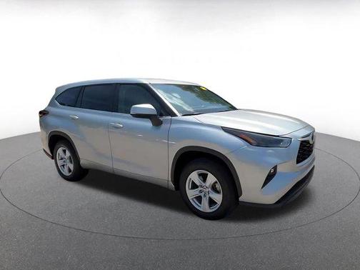 Celestial Silver Metallic 2025 Toyota Highlander LE