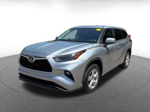 Celestial Silver Metallic 2025 Toyota Highlander LE