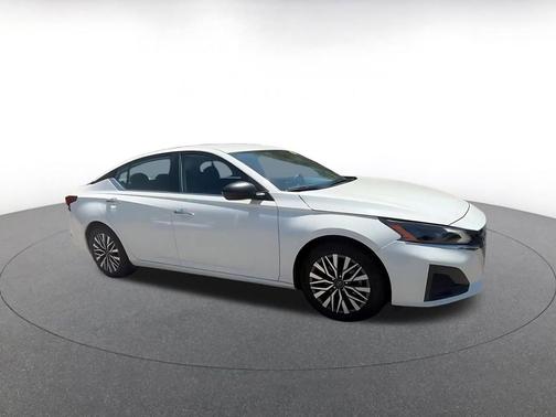 Glacier White 2025 Nissan Altima SV FWD