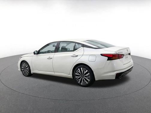 Glacier White 2025 Nissan Altima SV FWD