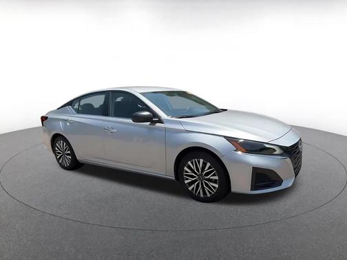 Brilliant Silver Metallic 2025 Nissan Altima SV FWD