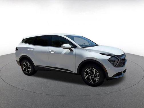 Snow White Pearl 2025 Kia Sportage LX