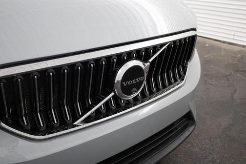 2025 Volvo XC40 B5 Plus Bright Theme