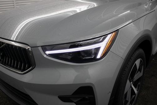 2025 Volvo XC40 B5 Plus Bright Theme