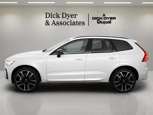 2024 Volvo XC60 Recharge Plug-In Hybrid T8 Ultimate Dark Theme
