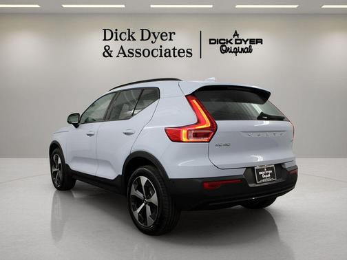 Cloud 9 White 2026 Volvo XC40 B5 Plus