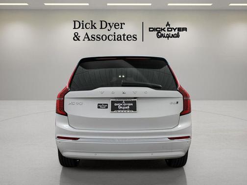 Crystal White Pearl 2026 Volvo XC90 B6 Plus 6-Seater